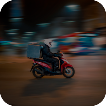 Мотоциклист в ночном городе