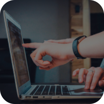 Рука, указывающая на ноутбук