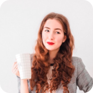 Женщина с кофе в руках