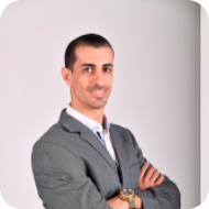 Мужчина в сером пиджаке улыбается