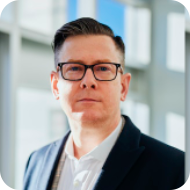 Мужчина в черном пиджаке