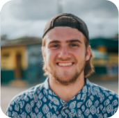 Мужчина в кепке