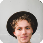 Мужчина в панаме